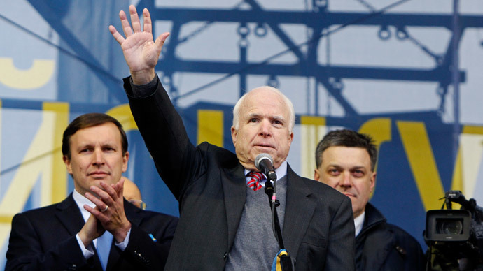 U.S. Senator John McCain (C) waves to pro-European integration protesters during a mass rally at Independence Square in Kiev December 15, 2013.(Reuters / Gleb Garanich)