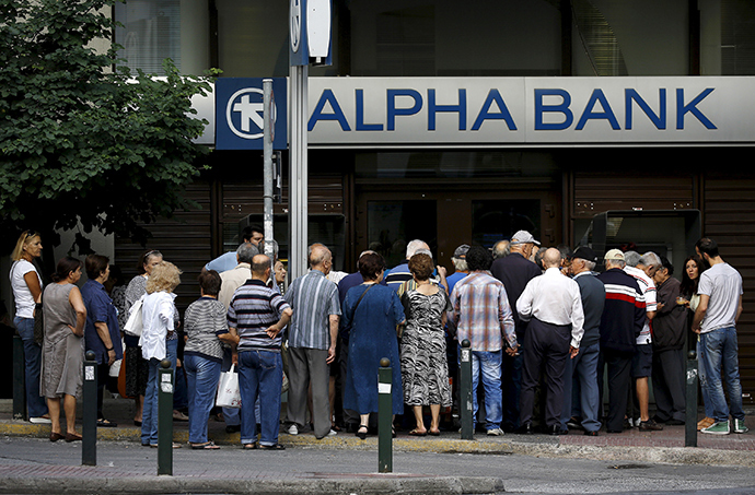 Pensioners line up outside an Alpha Bank branch in Athens, Greece, July 1, 2015 (Reuters / Yannis Behrakis)