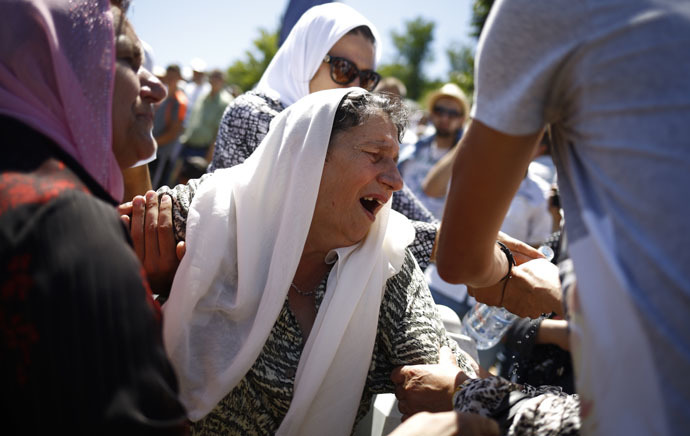 A woman reacts during a reburial ceremony of 136 newly identified victims in Potocari, near Srebrenica, Bosnia and Herzegovina July 11, 2015. (Reuters/Stoyan Nenov)