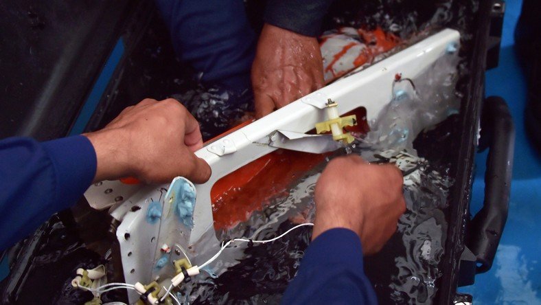 Crash d’AirAsia : une des deux boîtes noires récupérées