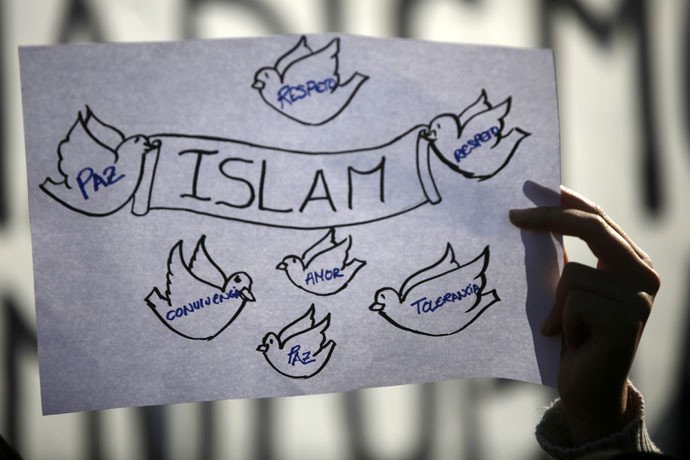 «Le terrorisme n’a pas de religion » : les musulmans rendent hommage aux victimes de Charlie Hebdo 
