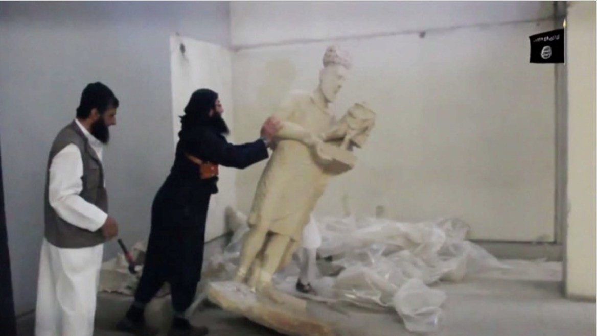 Les combattants de l’Etat islamique détruisent des statues anciennes et des reliques en Irak (VIDEO)