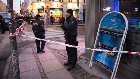 Police danoise près d'un café internet à Copenhague