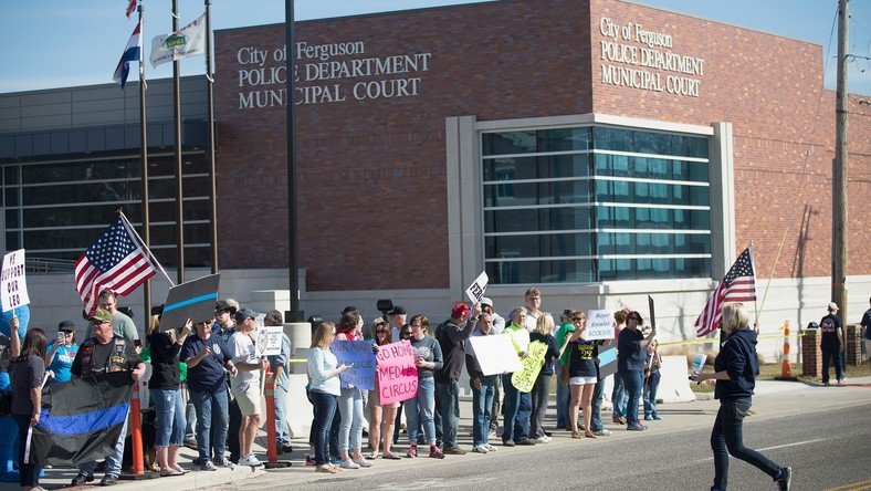 Ferguson : un suspect des tirs contre deux policiers inculpé