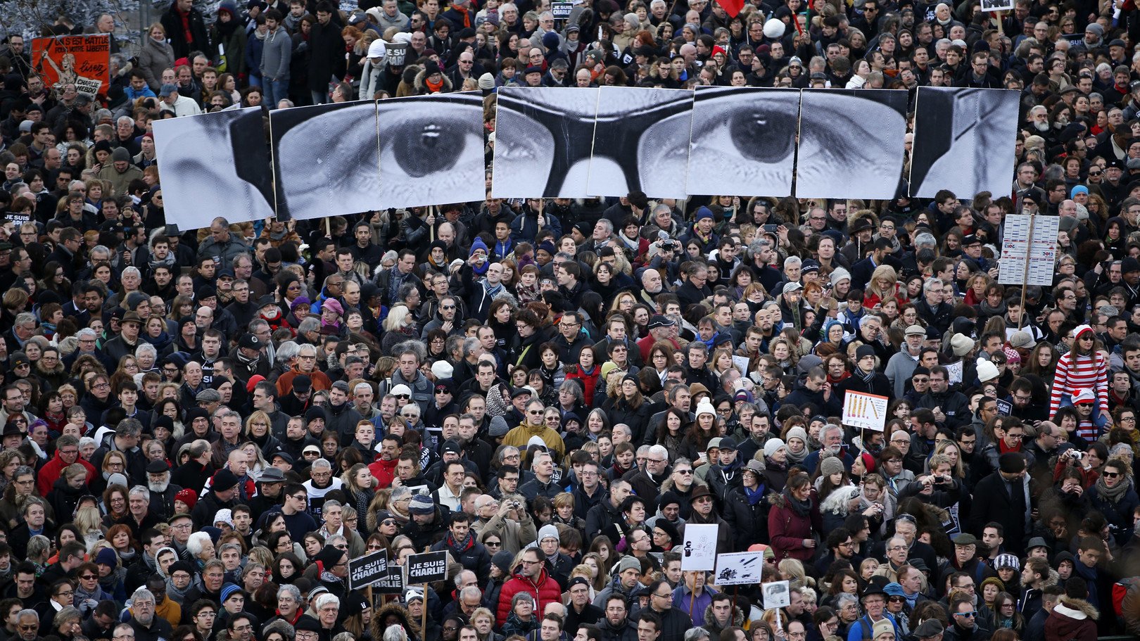 Des pancartes formant les yeux de Stéphane Charbonnier, tué le 7 janvier.