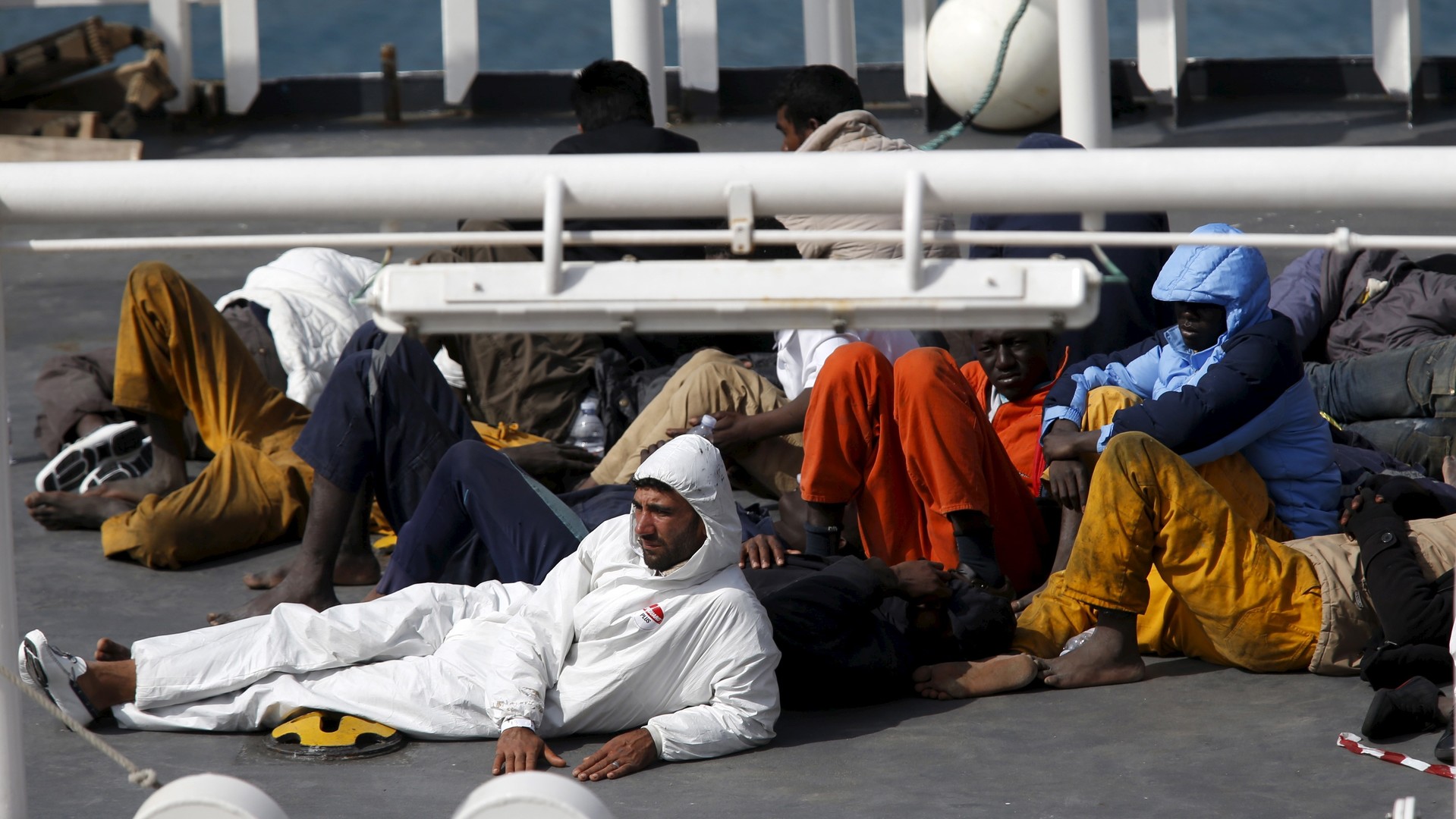 Des immigrés rescapés s’étendent sur le pont du navire italien Bruno Gregoretti