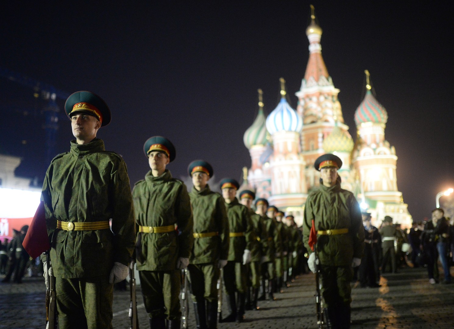 Les militaires russes sur la place Rouge pendant la répétition du défilé militaire du 9 mai
