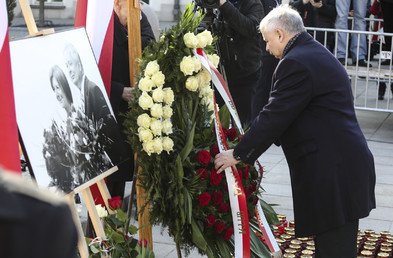 Le frère de l'ancien président Jarosław Kaczyński lors d'une cérémonie près du palais présidentiel