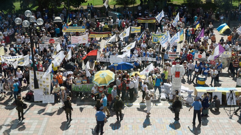 Des manifestants à bout de nerfs ont brûlé des pneus devant le parlement à Kiev