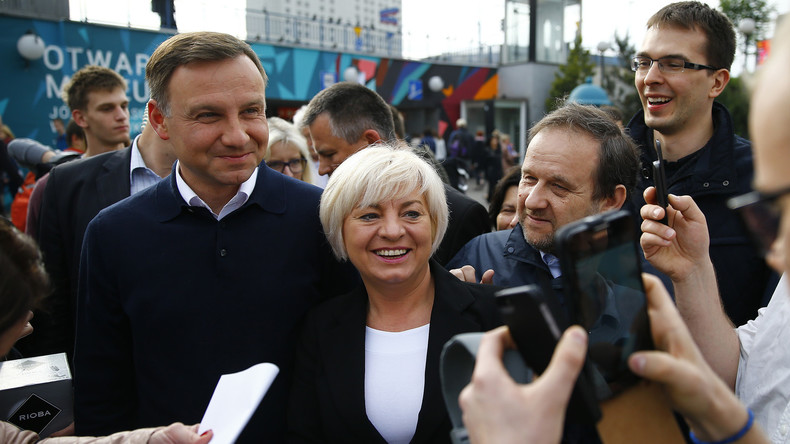 Présidentielles polonaises : le candidat sortant Komorowski battu par l'eurosceptique Andrzej Duda