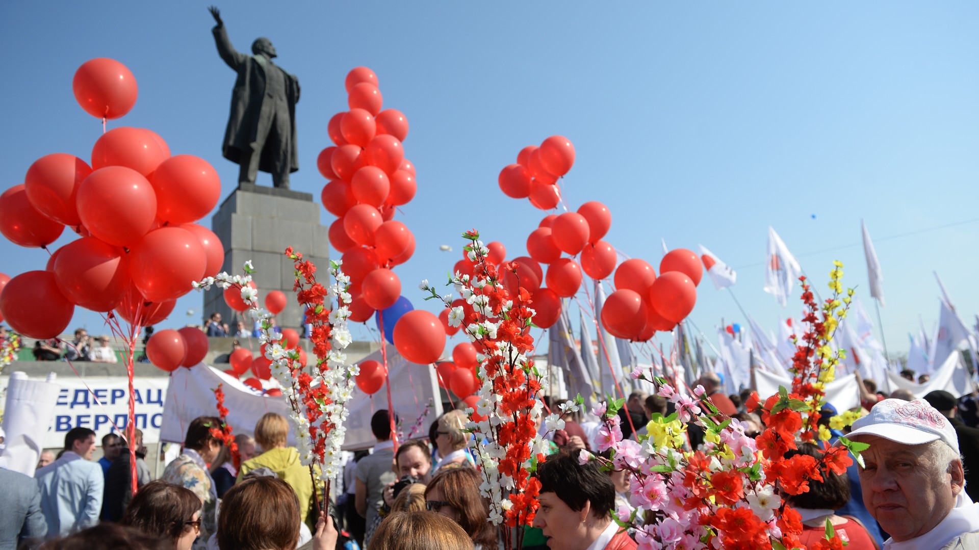 Le défilé des syndicats et des associations de travailleurs sur la Place Rouge
