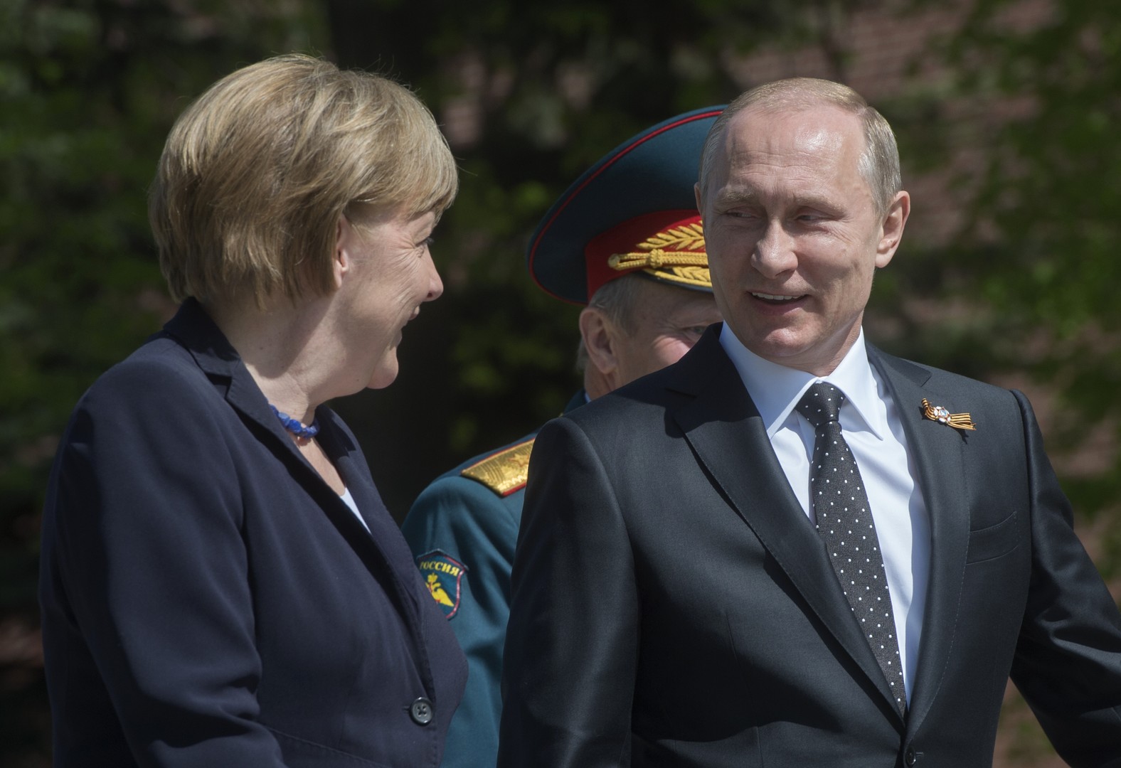 Angela Merkel rend hommage aux soldats soviétiques tombés pendant la Seconde Guerre mondiale