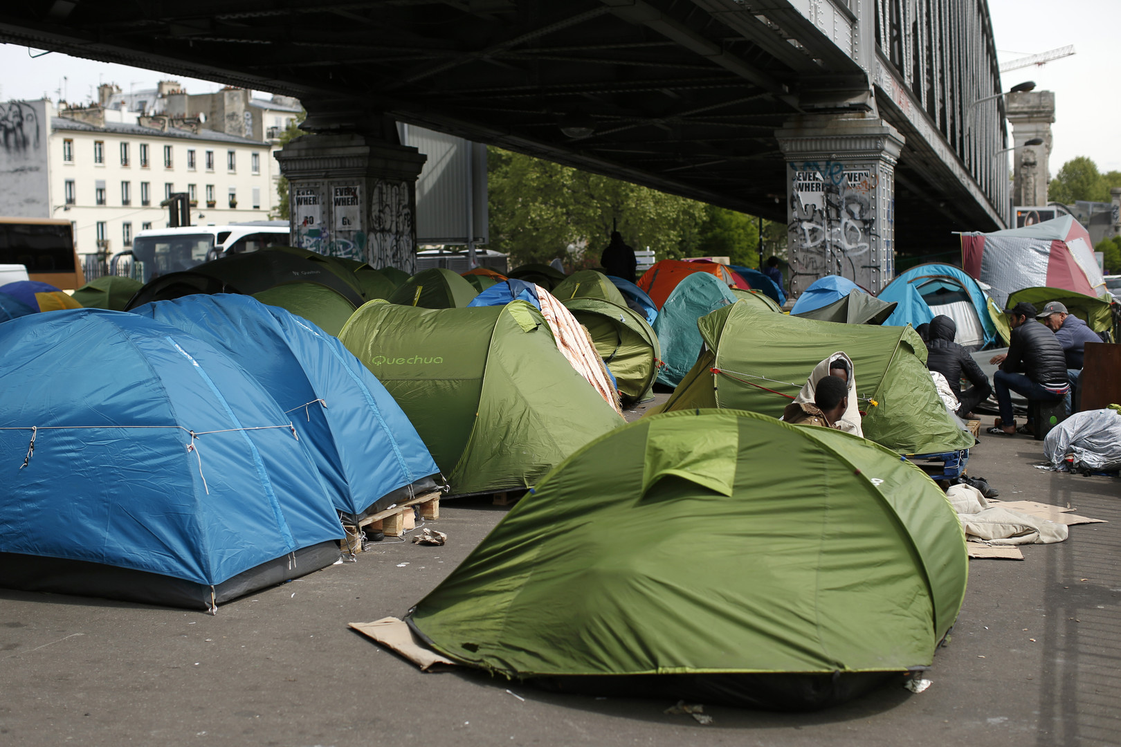 Un camp de réfugiés sous le pont de la Chapelle à Paris