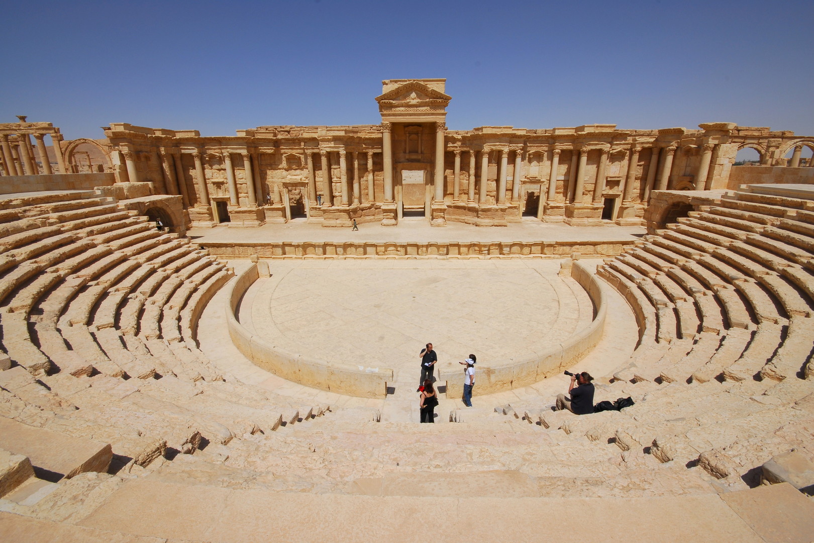 Les touristes prennent des photos dans le théatre de Palmyre