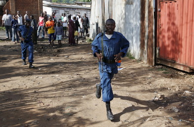 Un policier burundais dans les rues de la capitale où une certaine confusion règne toujours