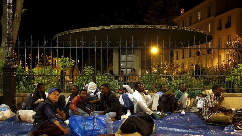 Migrants : Cazeneuve annonce la création de 10 500 places d'urgence