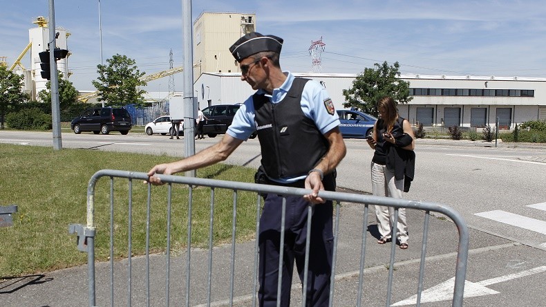 Entre modération, hystérie et appel à l'unité : les premières réactions politiques à l'attentat