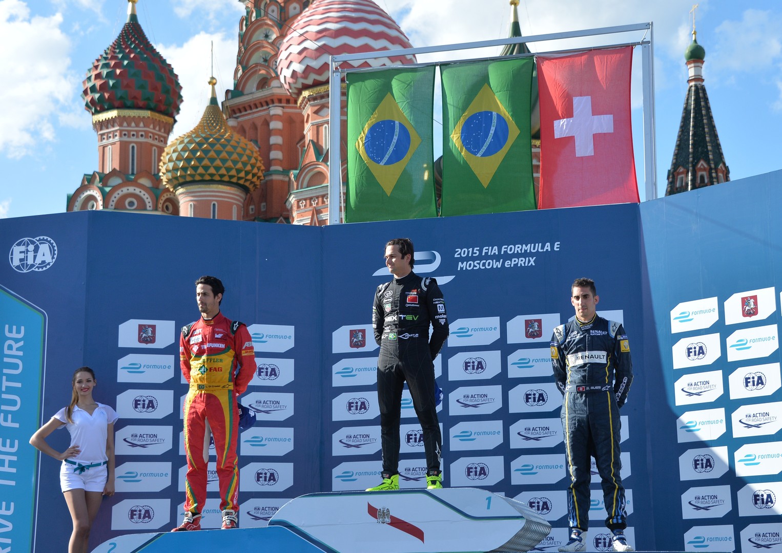 Passer au vert : les pilotes de Formule E circulent près du Kremlin à 250 km/h
