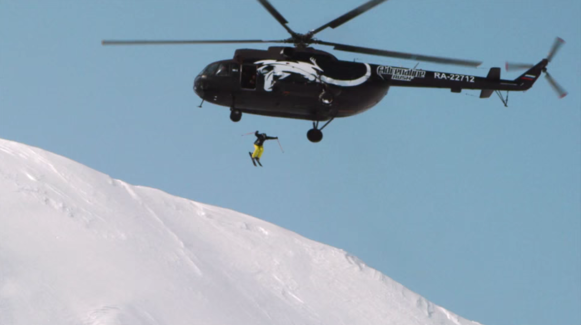 Un skieur saute dans un volcan depuis un hélicoptère (VIDEO)