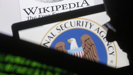 Le logo de la NSA s'affiche sur un écran d'ordinateur