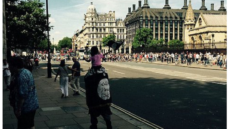 Shocking! un drapeau de Daech agité sous les yeux de Big Ben