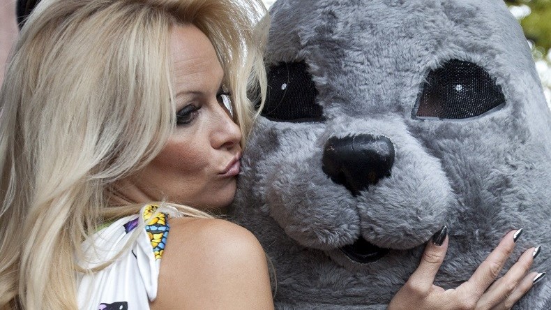 Pamela Anderson : «Président Poutine, sauvez les baleines !»