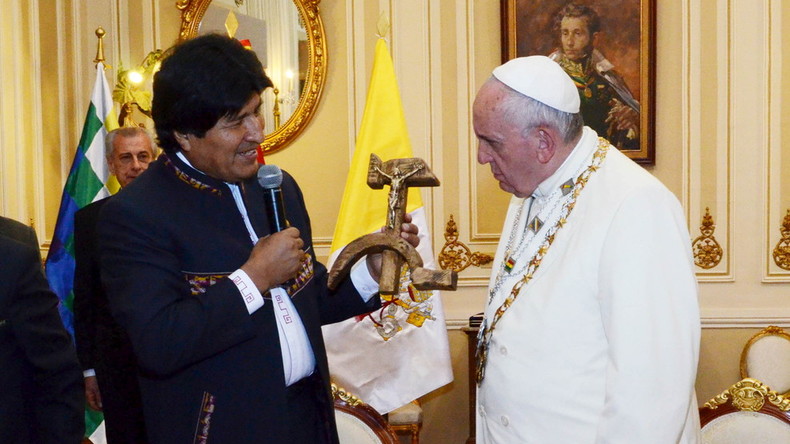 Un sacré cadeau : Evo Morales offre au Pape un crucifix communiste