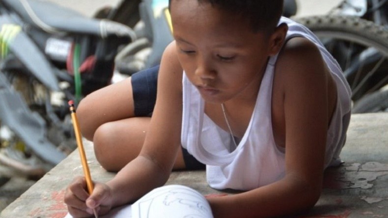 Philippines: un petit garçon courageux émeut la planète