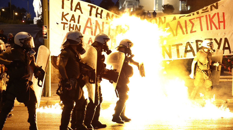 Grèce : gaz au poivre et bombe lacrymogène utilisés contre les manifestants hostiles à l’accord