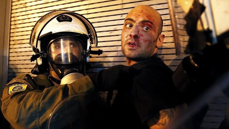 Grèce : «Un nouveau traité de Versailles», l'austérité adoptée malgré les protestations