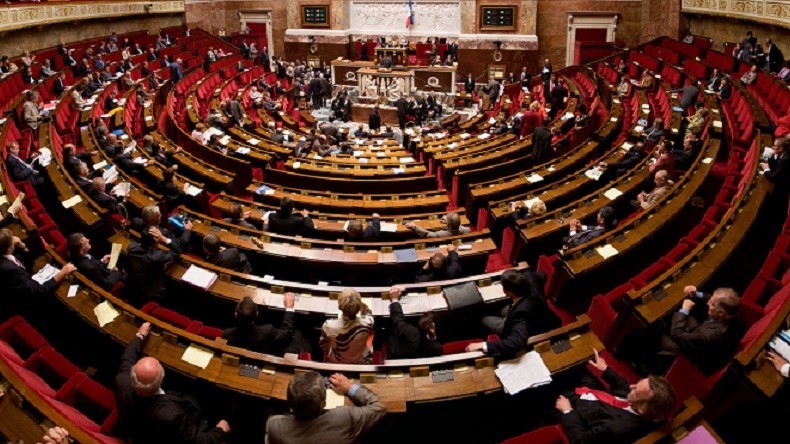 La réforme territoriale adoptée par l'Assemblée et le Sénat malgré les protestations des maires