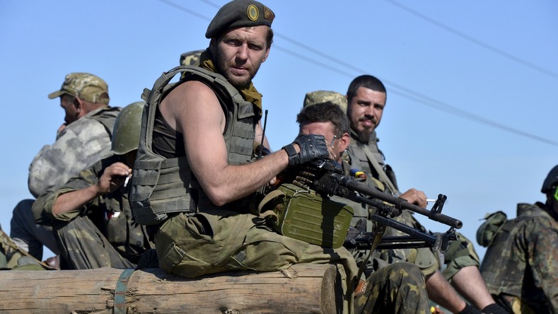 Kiev dégage de nouveaux moyens pour ses troupes dans le Donbass et reçoit des véhicules américains