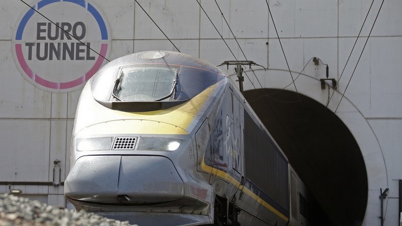 Plus de 2 000 migrants ont envahi l’Eurotunnel dans la nuit de lundi à mardi (VIDEO)