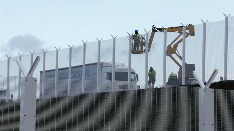 Crise des migrants : Cazeneuve blame Eurotunnel, Londres dresse des barrières à Calais