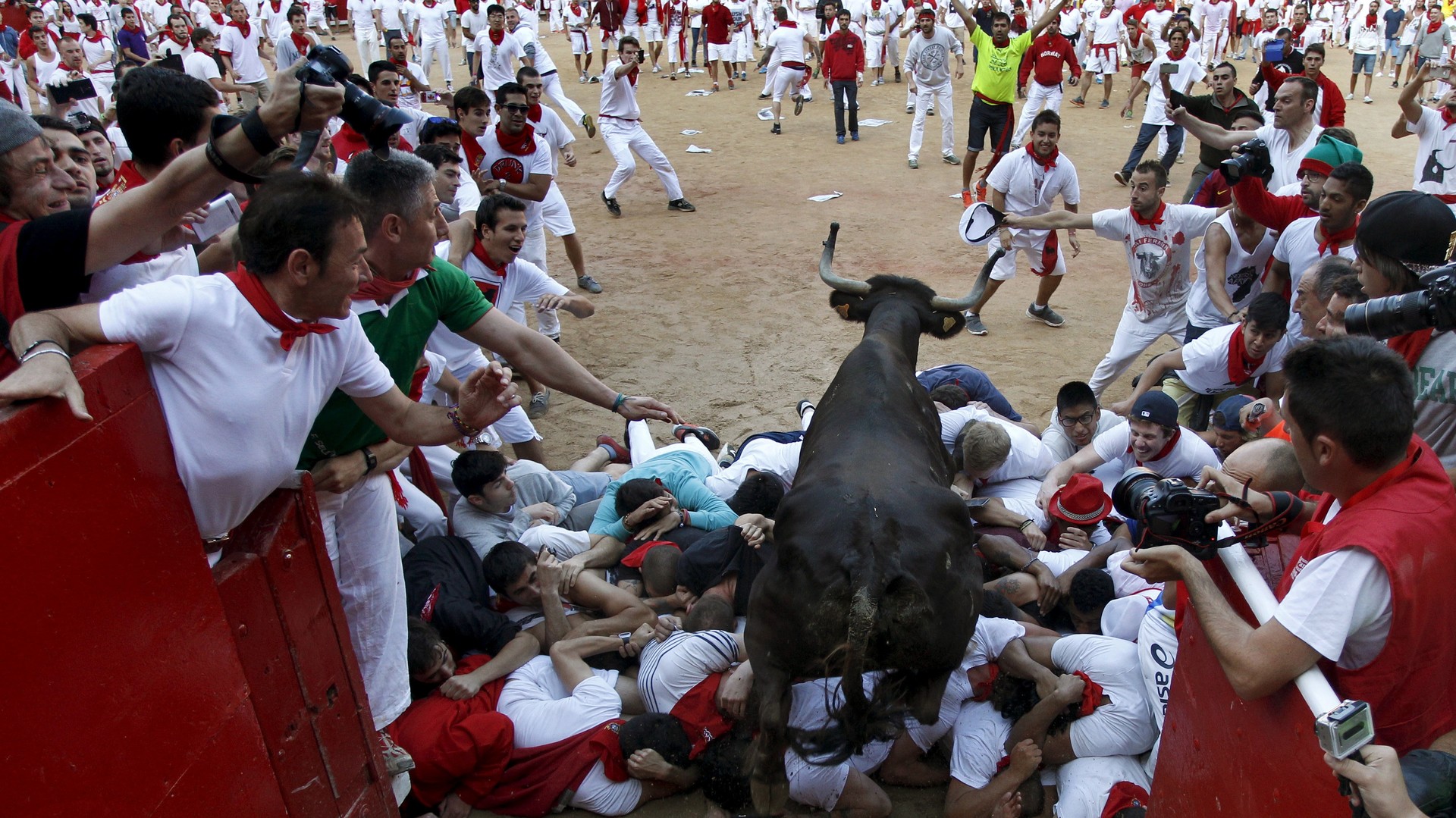 Un taureau saute par dessus de la foule vers l’arène de corrida