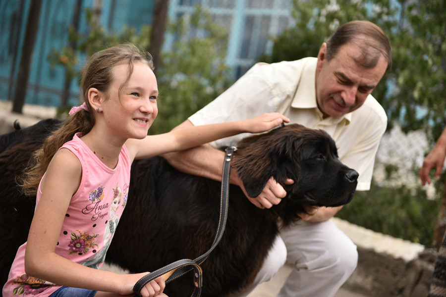Poutine réalise le rêve d’une jeune Kirghize en lui offrant un chien