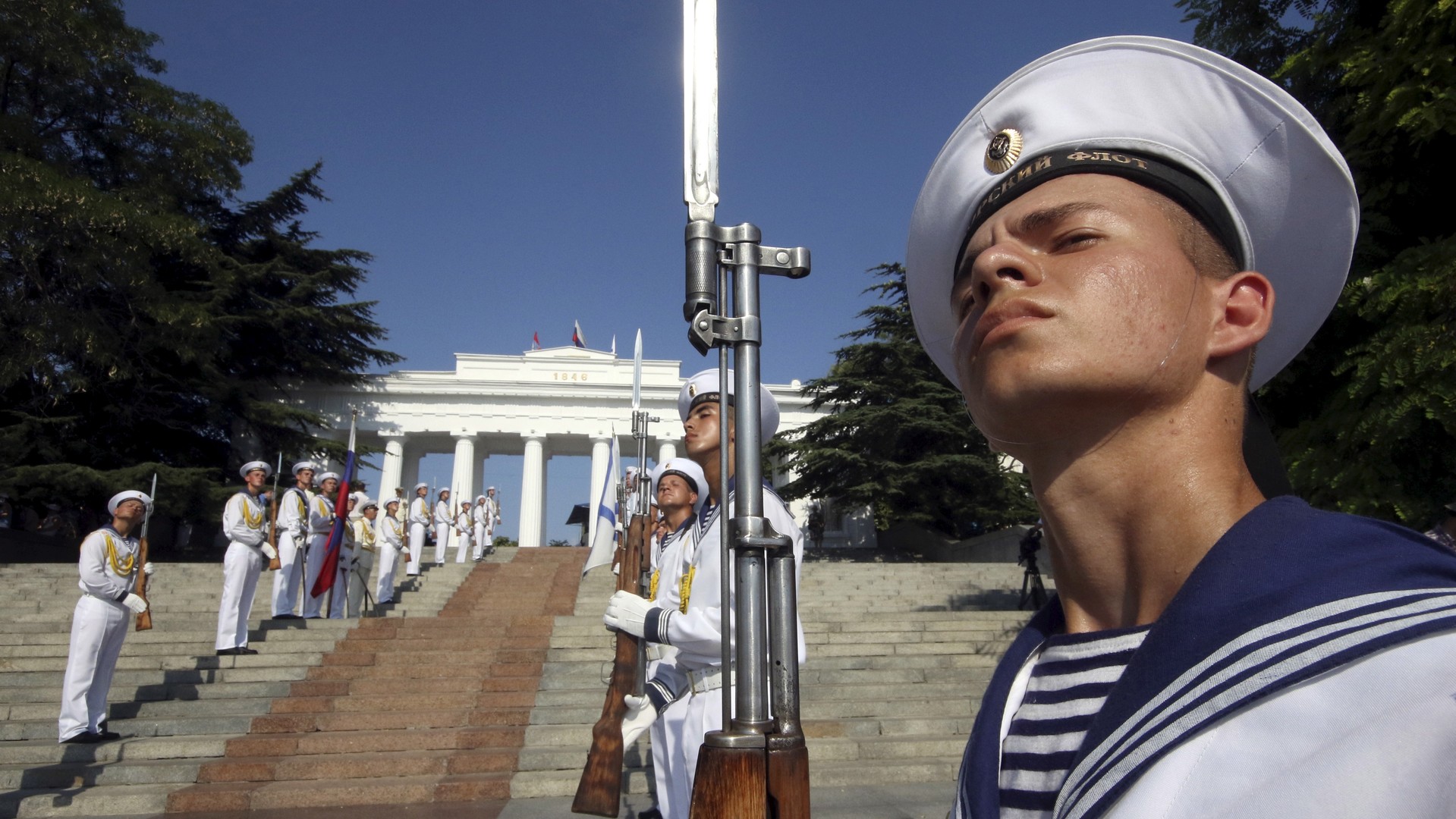 Marins russes alignés lors de la célébration de la journée de la Marine