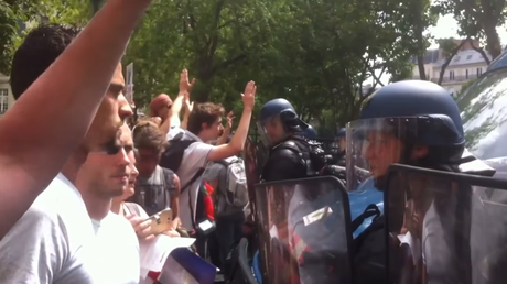 Les manifestants font face à la police