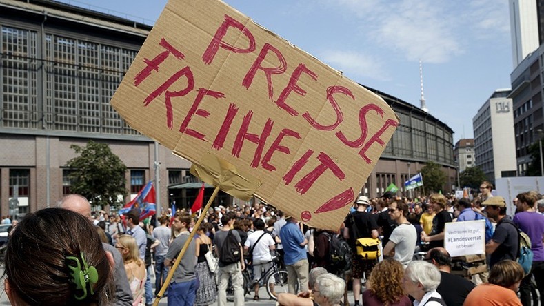Plus de 2 000 manifestants soutiennent les deux journalistes allemands accusés de trahison d’Etat