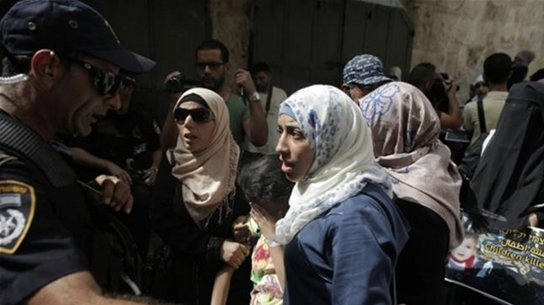 De jeunes Palestiniens affrontent la police près d’Al-Aqsa à Jérusalem