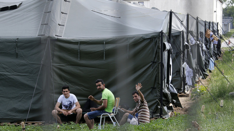 L'armée allemande construit des tentes et ouvre ses casernes aux réfugiés