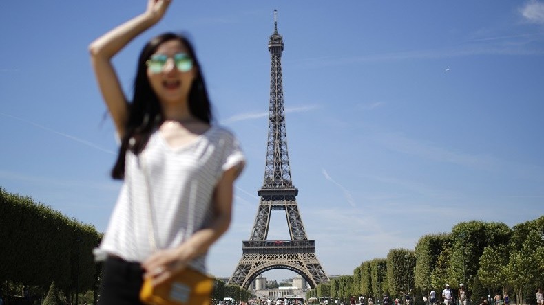 «Dessine-moi un escroc», l'ex-policier parisien qui alerte les touristes sur le net