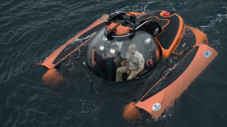 En bathyscaphe, Vladimir Poutine inspecte une épave byzantine au large de la Crimée