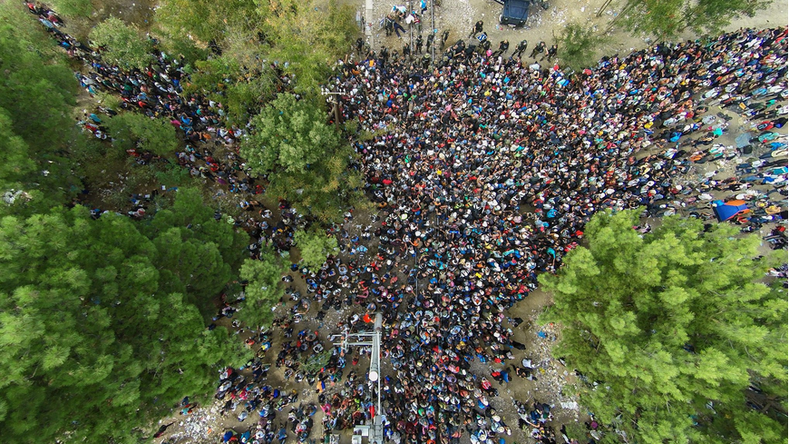 Des centaines de migrants pénètrent en Macédoine depuis la Grèce en forçant la frontière (VIDEO)