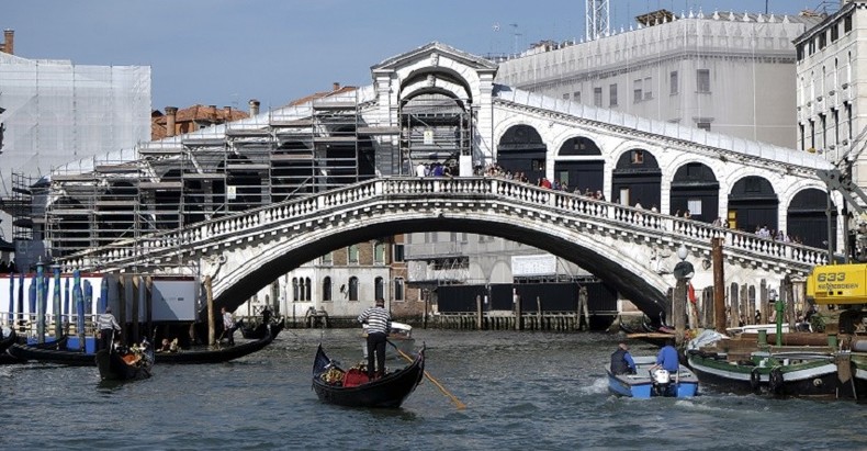 Le maire de Venise a-t-il un problème avec les gays ?