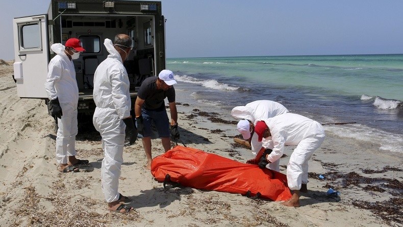 Une milice libyenne capture trois passeurs présumés responsables de la mort de centaines de migrants