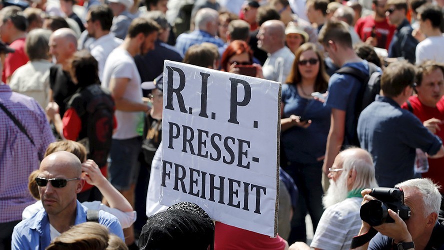 Plus de 2 000 manifestants soutiennent les deux journalistes allemands accusés de trahison d’Etat