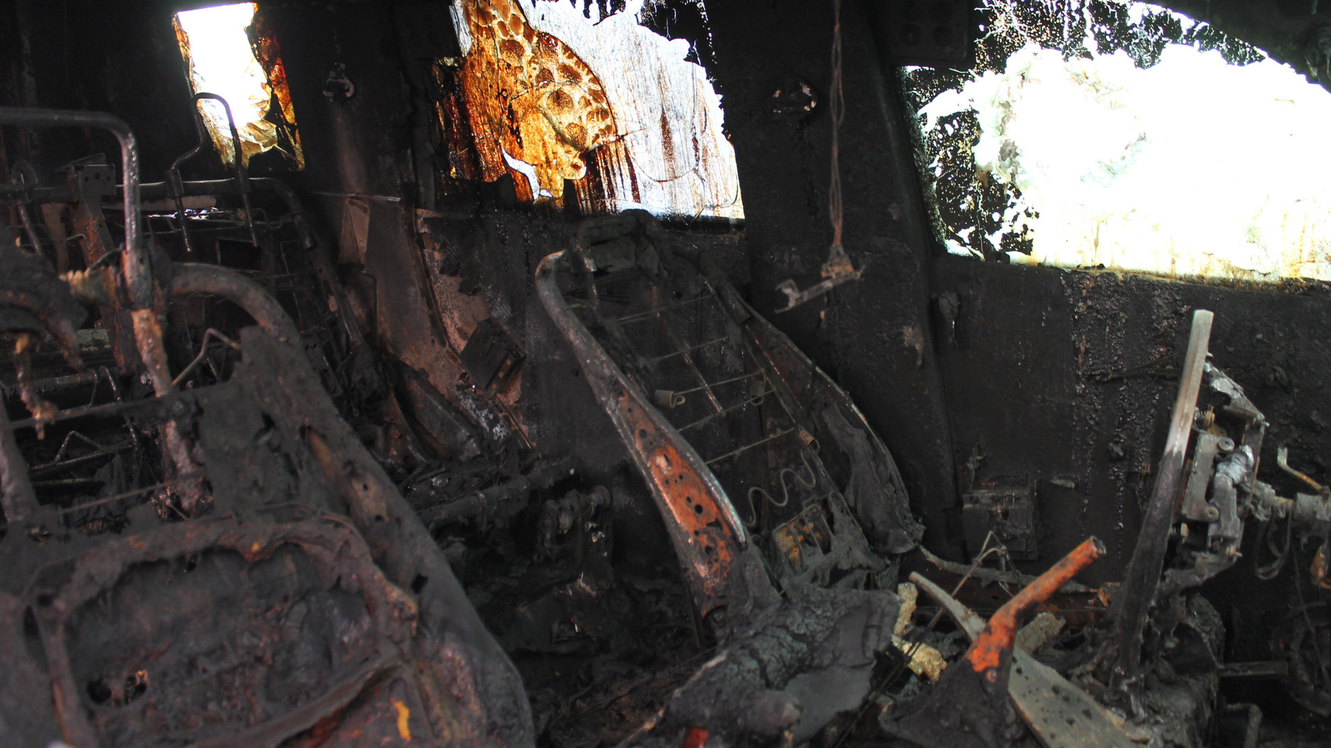 Sept voitures de l’OSCE incendiées à Donetsk, les autorités locales suspectent une diversion