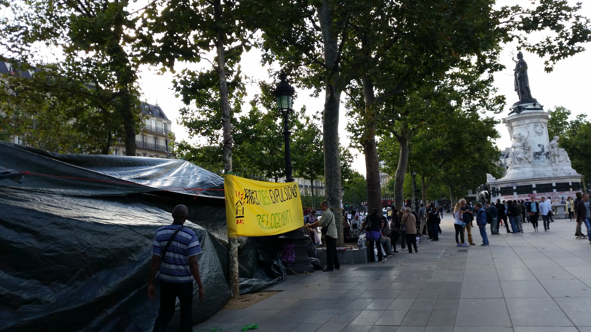 Paris «ignore complètement les mal-logés», dénonce le DAL qui a envahi l'hôtel Meurice ce matin