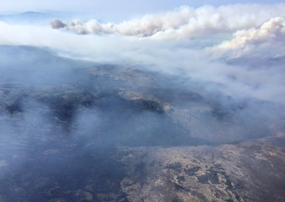 Nuages de fumée au-dessus du lac Baïkal, provoqués par des feux de forêts 